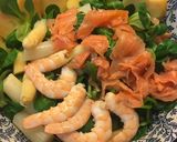 Foto del paso 3 de la receta: Ensalada fresca con maracuyá, salmón y langostinos 🦐