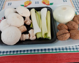 Foto del paso 2 de la receta: Lomos de salmón en salsa de puerro y nueces