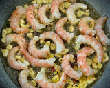 Foto del paso 3 de la receta: Poke de arroz castaño con salmón marinado y langostinos al ajillo