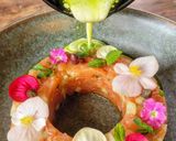 Foto del passaggio 6 della ricetta Tartare di Salmone con Olio di Spinaci e Fiori Eduli