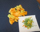 Foto del passaggio 1 della ricetta Torta salata con fiori di zucca taleggio e cotto