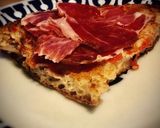 A picture of step 3 of Pa amb tomàquet i pernil ibèric —pan con tomate y jamón ibérico—.