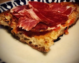 Foto del paso 3 de la receta: Pa amb tomàquet i pernil ibèric —pan con tomate y jamón ibérico—