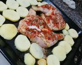 Foto del paso 5 de la receta Patamuslos al Horno con Papas (Rico, Práctico y Barato)