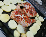 Foto del paso 5 de la receta: Patamuslos al Horno con Papas (Rico, Práctico y Barato)