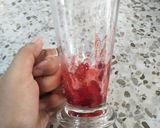 Foto langkah ke 3 dari resep Korean Strawberry Milk.