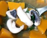 Hình bước làm 2 của món Canh mực nấu bí đỏ
