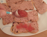 Foto del paso 2 de la receta: Tostas de pasas con paté y mermeladas