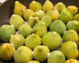 Foto del passaggio 1 della ricetta Fichi caramellati al vino rosso