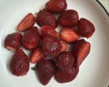 A picture of step 2 of London strawberry chocolate dessert.