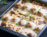 Foto del paso 5 de la receta: Albóndigas con verduras al horno y salsa de queso con romero