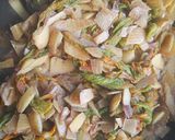 Foto del paso 1 de la receta: Guiso de cáscara de papa y flor de calabaza 🍂🥔