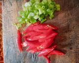 Foto langkah ke 4 dari resep Oseng Kecambah Sosis Pedas.