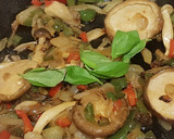 Foto del paso 6 de la receta: Tallarines frescos con variado de setas con salsa roja