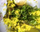 A picture of step 2 of Bread avocado salad.