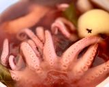 Hình bước làm 2 của món Salad Râu Bạch Tuộc, Nui Sò & Cà Chua
