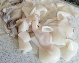 Foto del paso 1 de la receta: Calamares guisados con tomate