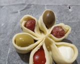 Foto del passaggio 9 della ricetta ANTIPASTI FIORI DI SFOGLIA 🏵️🌼😋