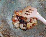 Foto langkah ke 2 dari resep Tumis Sarden Udang.