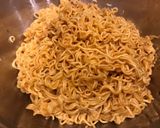 Hình bước làm 4 của món Mì xào cay ớt sate