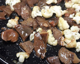 Foto del paso 4 de la receta: Paella con manitas de cerdo, níscalos y coliflor