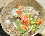 Foto langkah ke 6 dari resep Sop Iga Kambing.
