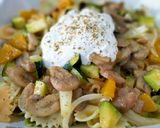 Foto del paso 4 de la receta: Farfalle tricolor cremoso con verduras y queso batido