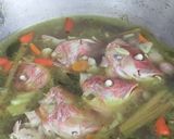 Foto langkah ke 3 dari resep Sup Kepala Kakap Merah Bening dan Segar.