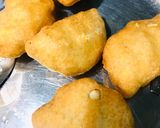 A picture of step 6 of Deep fried stuffed Vada with curd.
