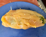 Foto del paso 2 de la receta: Pechuga al horno rellena de pimiento y setas en salsa de champiñones