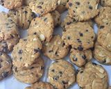 Foto langkah ke 8 dari resep Oat and Nut Chocolate Cookies.