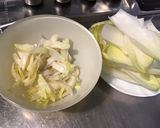 Une image de l'étape 1 de Salade surprise courgettes poivrons et barquettes d endives façon sandwich.