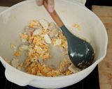 Foto langkah ke 7 dari resep Nasi Goreng Solaria Devina Hermawan.