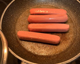 Foto del paso 2 de la receta: Perrito caliente con cebolla caramelizada, bacon y cheddar