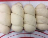 Hình bước làm 9 của món Doughnut Xúc Xích
