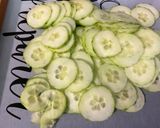 Une image de l'étape 2 de Salades de concombre à la crème, tomates, roquefort et aneth.