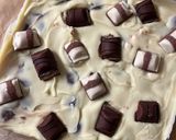 Une image de l'étape 3 de Kinder rocky road - barre de chocolat à offrir ultra gourmande.