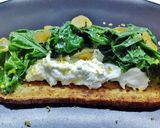 Foto del passaggio 5 della ricetta Bruschetta di pane di segala tostato, con burrata, cime di rapa e bottarga