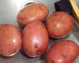 Foto del paso 1 de la receta: Patatas al estilo Hasselbak con salsa