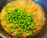 Foto del paso 4 de la receta: Vieiras y cecina con guarnición de guisantes salteados