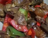 Foto langkah ke 5 dari resep Oseng Paprika dengan Bakso, Daging dan Jamur.