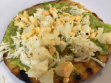 Arepa con guacamole y huevo