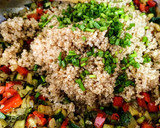 Foto del paso 2 de la receta: Bowl de quinua con vegetales🥒🌶️🧅crocantes...!