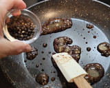 Foto del paso 5 de la receta: Solomillo de cerdo con salsa de ratafía y pimienta negra