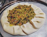 Foto del paso 3 de la receta: Tarta de puerro con cebolla de verdeo