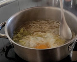 Foto del paso 8 de la receta: Sopa de Repollo con fideos chinos y huevo cocido