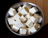 A picture of step 1 of Lehsooni Palak Paneer.