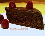 Foto del paso 11 de la receta: Bizcocho de chocolate y remolacha, cubierto de ganache de chocolate negro y frambuesas (En microondas)