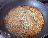 Foto del paso 1 de la receta: Guisantes guisados con tomate y huevo