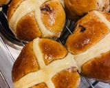 A picture of step 10 of HONEY-GLAZED HOT CROSSBUNS.